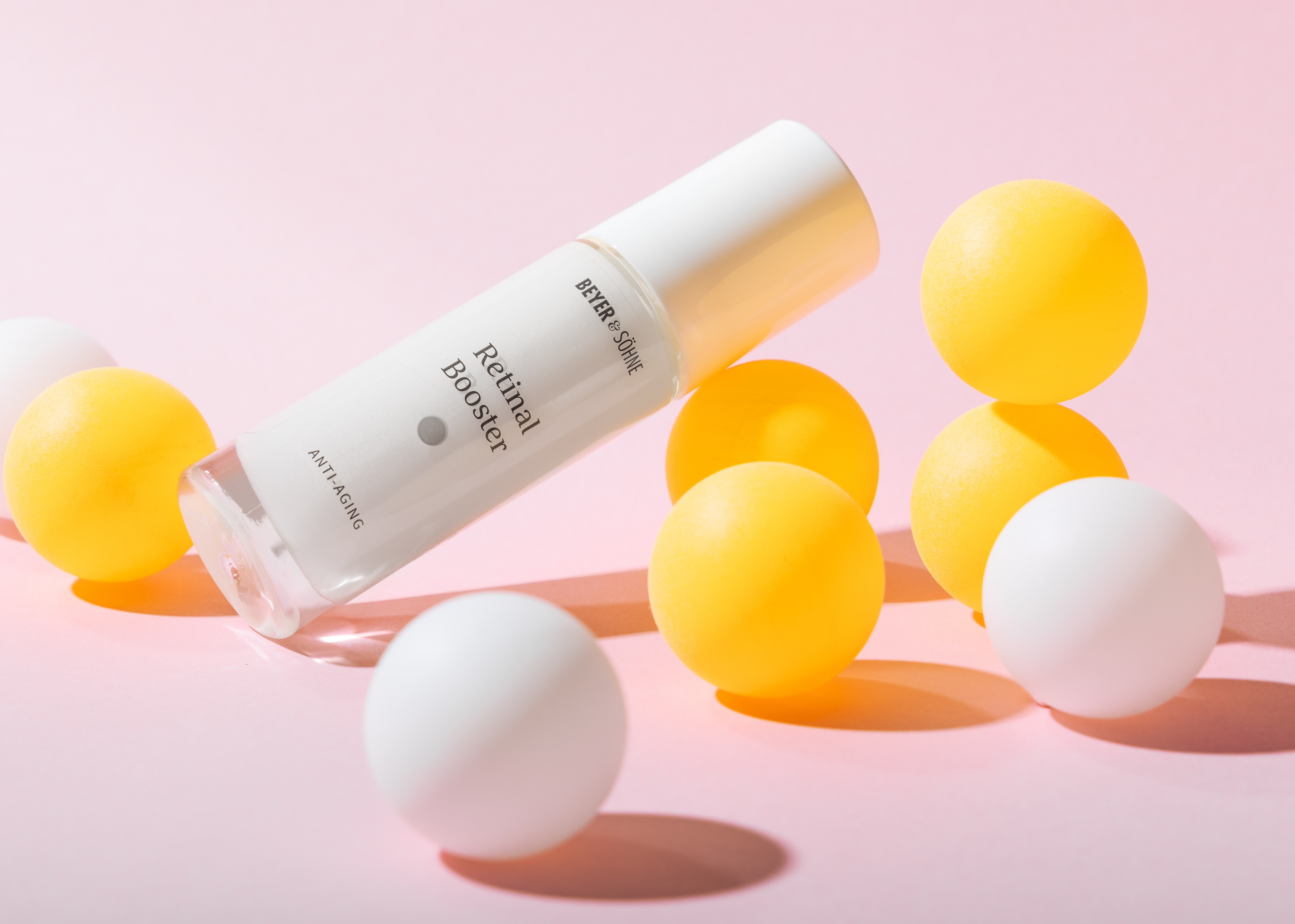 Der Retinal Booster von Beyer und Soehne liegt auf gelben Tennisbaellen, die liposomal verkapseltes Retinal darstellen.